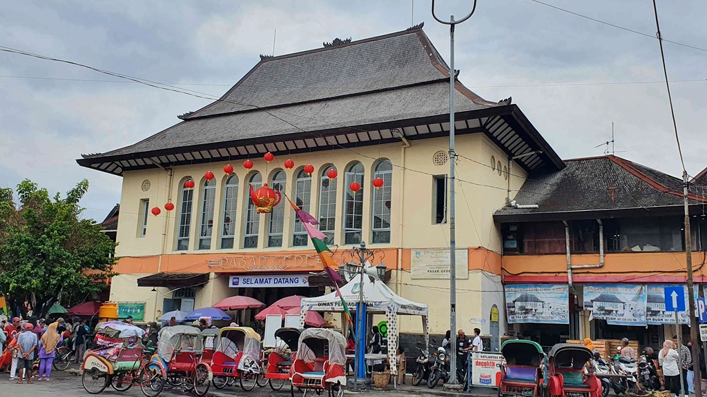 Start Your Day with a Hearty Breakfast of Nasi Liwet and Souvenir Shopping at Pasar Gede