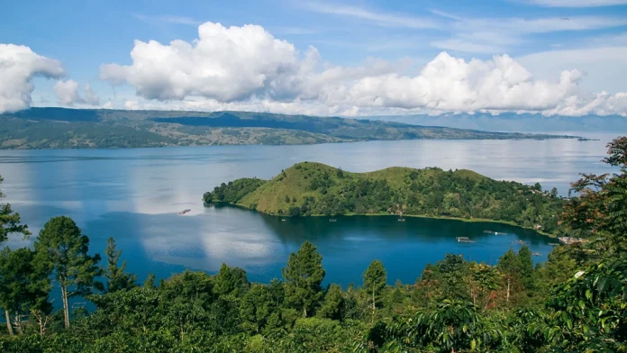 Amazing Things to Do at Lake Toba and How to Get There