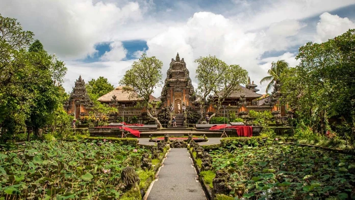 10 Destinations for a Long Weekend in Bali Taman Saraswati Temple 10 Destinations for a Long Weekend in Bali Taman Saraswati Temple