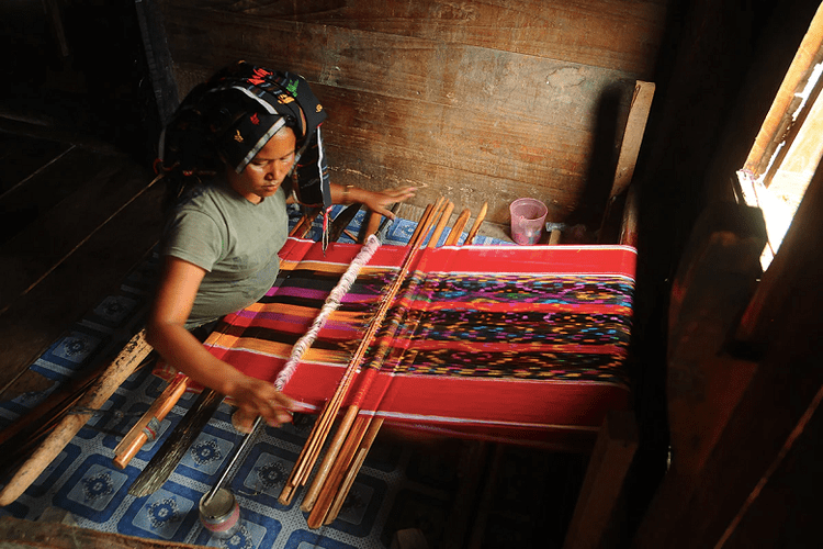 weaving Ulos